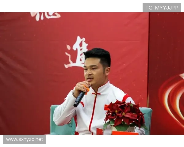 石智勇训练完直接拎走一麻袋蛋白粉，这哪是举重，分明是搬家